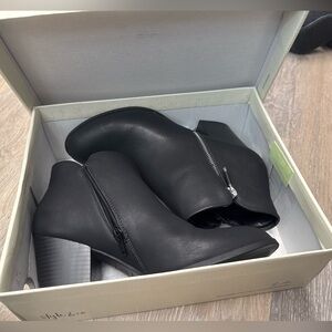 Style  Comp Ankle boots w/box zip up block heel solid black size 9.5M womens